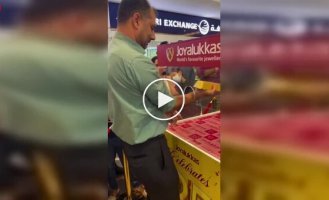 У Дубаї чоловік зумів дістати золотий злиток з прозорого куба