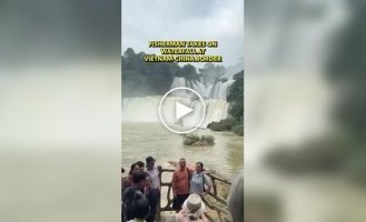 Мужчина ловил рыбу в водопаде