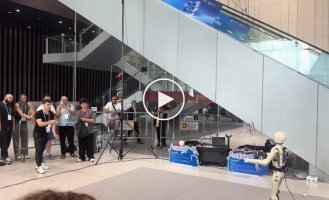 Робот для бадминтона вырубился после удара воланчиком