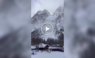 Avalanche covers skiers in Italy