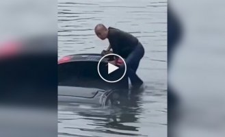 Героїчний вчинок: чоловік врятував людину з тонучої машини