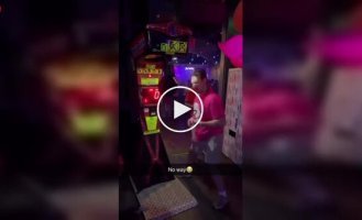 Смелый удар: попытка вбить по боксерской груше «нерабочей» левой