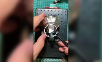Вьетнамский мастер собирает фигурки из деталей зажигалок