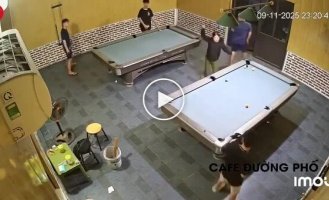 Семейная дисциплина по-вьетнамски: жена силой забрала мужа из бильярдной