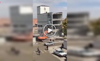 У Туреччині знесення будівлі обернулося хаосом: уламки засипали вулицю