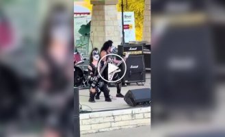 Выступление Mini Kiss