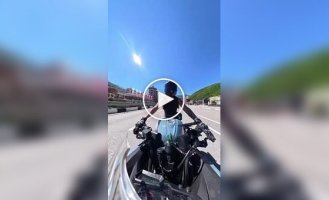 Две женщины на мотоциклах не поделили междурядье