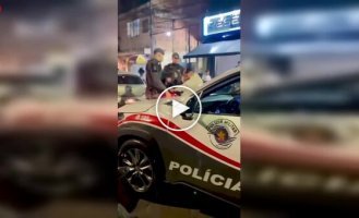 Поліцейський у Бразилії вдарив мотоцикліста, який порушив правила дорожнього руху