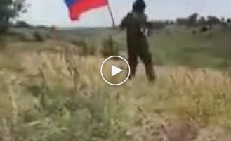 Сейчас покажет приезжим мобилизированным как надо идти на врага