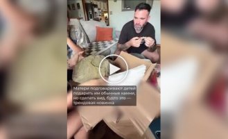 У США набирає популярність тренд, в якому діти дарують мамам «дорогі» камені