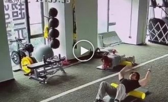 Мужчина проспал почти 7 часов в тренажерном зале