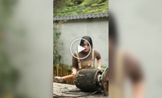 В Китае девушка самостоятельно починила двигатель бетономешалки
