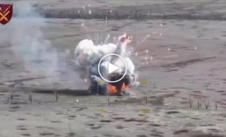 Куски вражеской БМП-3 летят в воздухе после удара дрона-камикадзе