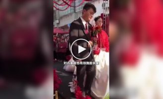 У Китаї пройшло весілля двох братів-близнюків із сестрами-близнюками