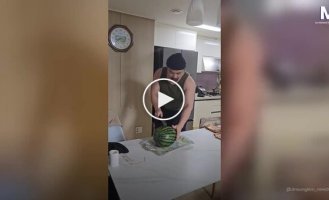 Попытка эффектно разрезать арбуз закончилась повреждением кухонного стола