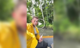 Блогер пытался наладить контакт с изолированным племенем в Папуа с помощью соли