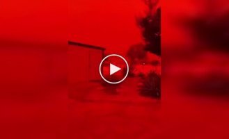 В Австралии из-за тропического циклона Нарелл небо окрасилось в красный цвет