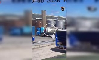 Цистерну дважды смяло вакуумом