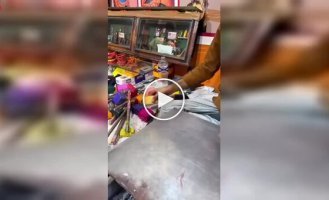 How traditional Indian bracelets are made from natural resin and handcrafted crafts