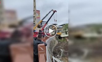 Не самая удачная установка экскаватора с помощью крана