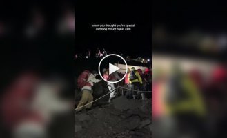 Турист показав зворотній бік сходження на Фудзі