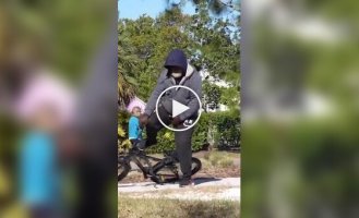 Парень устроил розыгрыш с «заряженным» велосипедом