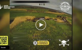 Серед поля на Донеччині російський солдат невдало збиває дрон-камікадзе ціпком.