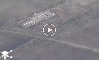 Прилет авиабомбы JDAM по ангару российских военных в Херсонской области. 17 ноября на Тарасовском аэродроме