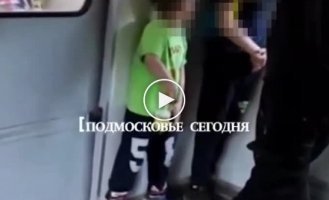 Москвич потребовал от мальчика снять рюкзак, который затем бросил на пол из-за его цвета