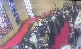 Член совета Сардинии упал с лестницы в Риме и повредил витраж 1932 года