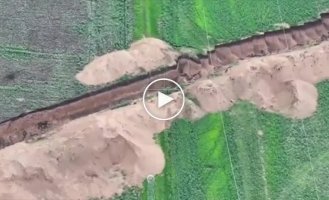 Російський мотоштурмовик на повній швидкості летить у протитанковий рів