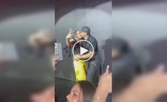 Поклонница решила не ограничиваться обычным селфи с Энрике Иглесиас