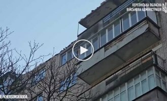 Russians hit a high-rise building in the center of Kherson