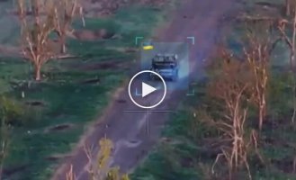 Український танк Т-64БВ прямим наведенням знищує російський танк у районі села Урожайне Донецької області.