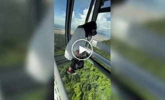 Страшно ехать в такой кабинке