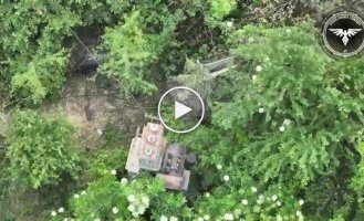 Destroying a Russian electronic warfare system using an FPV drone