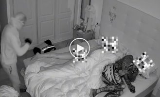 Злодій задивився на сплячу домогосподарку
