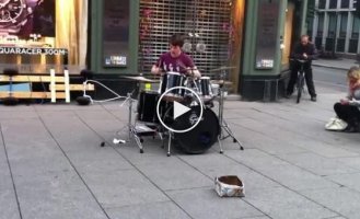 Виртуозный уличный барабанщик