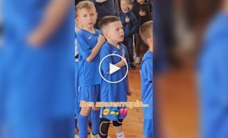 A video of children singing the Ukrainian anthem before a football match is gaining popularity online.