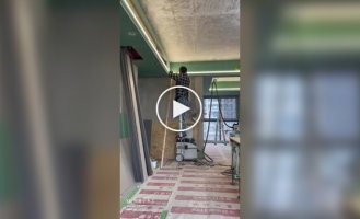Китайские рабочие используют гидравлические ходули