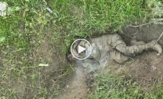 Спина российского захватчика горит в результате атаки бойцов Нацполиции на Торецком направлении