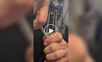 Мужчина показал, как превратить обычную вилку в браслет