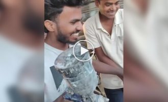 When The dentist is far away: an extreme method of teeth whitening has been invented in India
