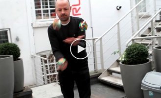 Жонглер из Великобритании виртуозно собрал три кубика Рубика