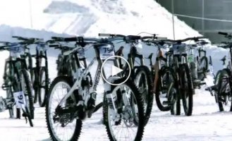 Сногсшибательный спуск с горы по снегу на велосипедах со скоростью 140 км. в час