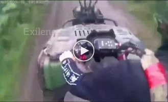 Дрон-камікадзе відриває руки та голову окупанту, який керує квадроциклом з мобільним РЕБ