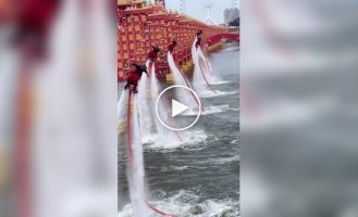 Захватывающее водное шоу на улицах старинного Хэтоу