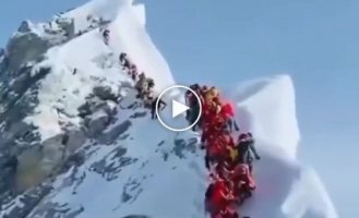 Снежная буря на Эвересте заблокировала тысячу туристов