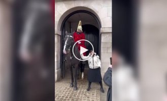 Вот какие испытания ежедневно выпадают на долю Королевской гвардии в Великобритании