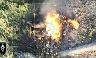 The body of the Russian invader is burning from the attack of soldiers of the 92nd Special Brigade